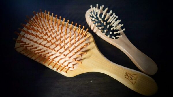 毎日のブラッシングで美しくなる! 木製ヘアブラシが髪と頭皮にもたらす嬉しいメリット